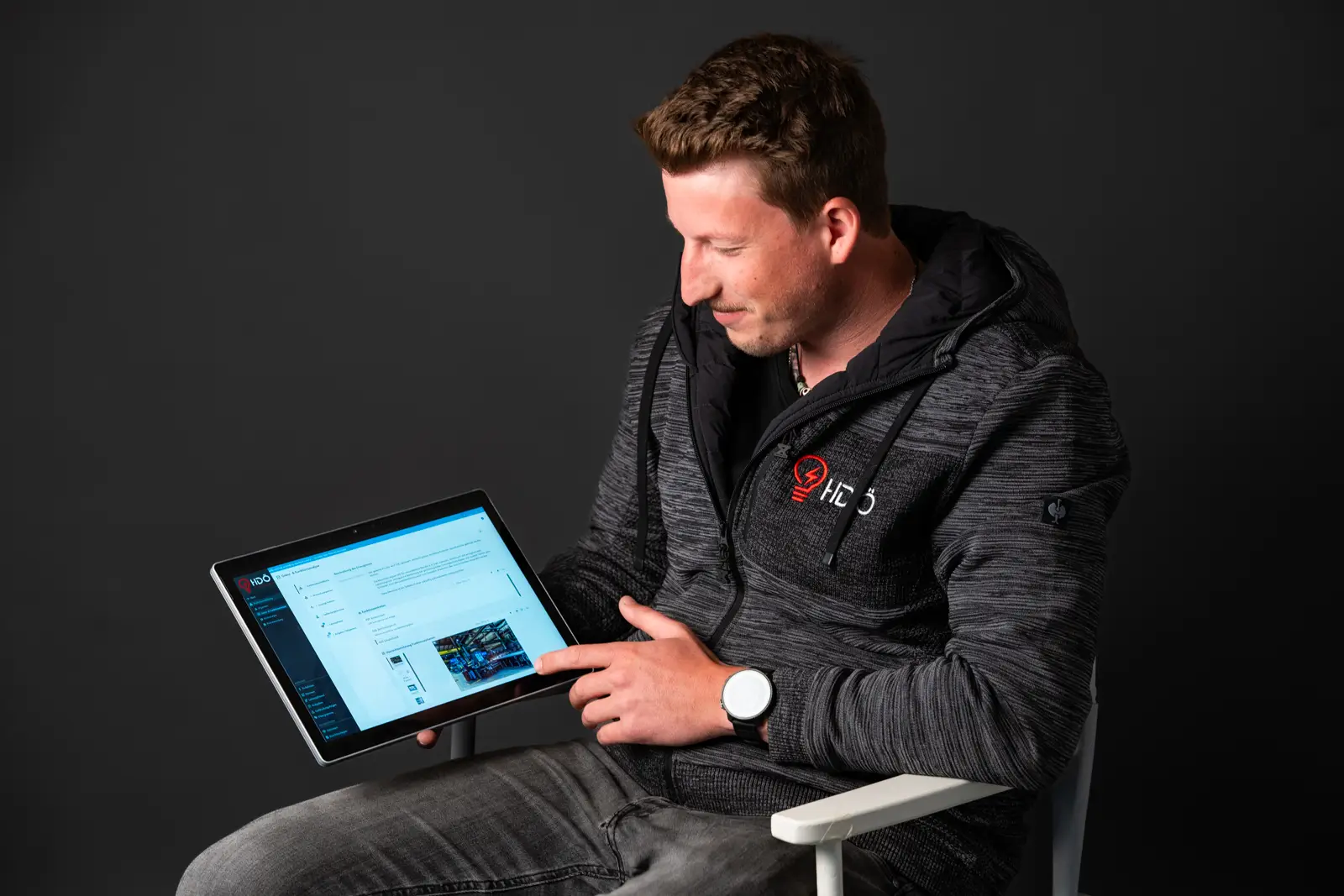 Daniel Hofer mit einem Tablet in der Hand