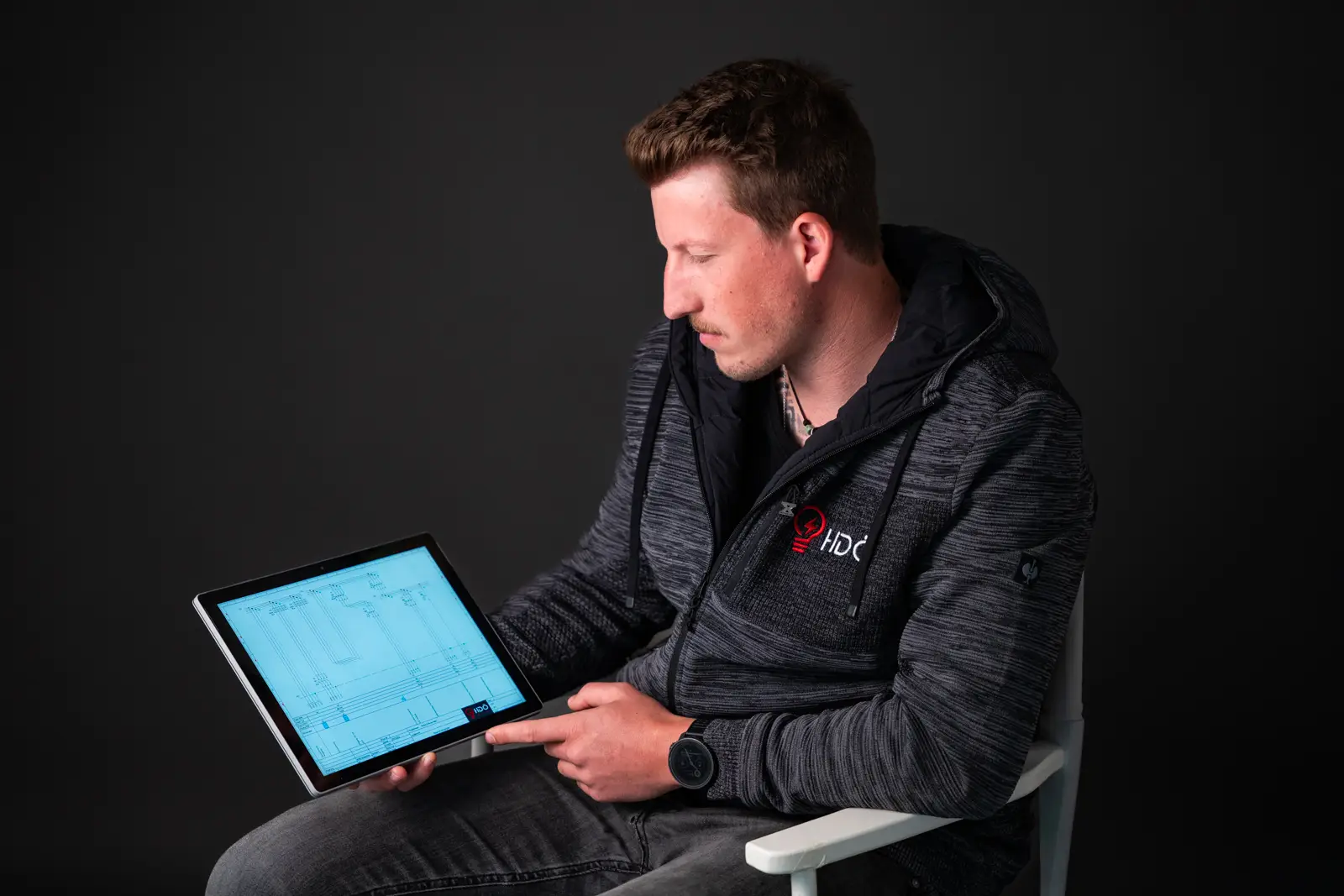 Daniel Hofer zeigt auf einem Tablet eine Konzepterstellung